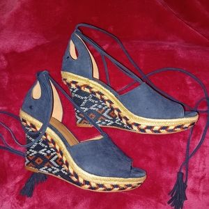 CABI #6001 NWOT Isla Blue Suede Wedge